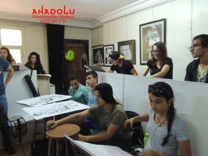 Güzel Sanatlar Öğrencileri Desen Çalışırken Gaziantepda