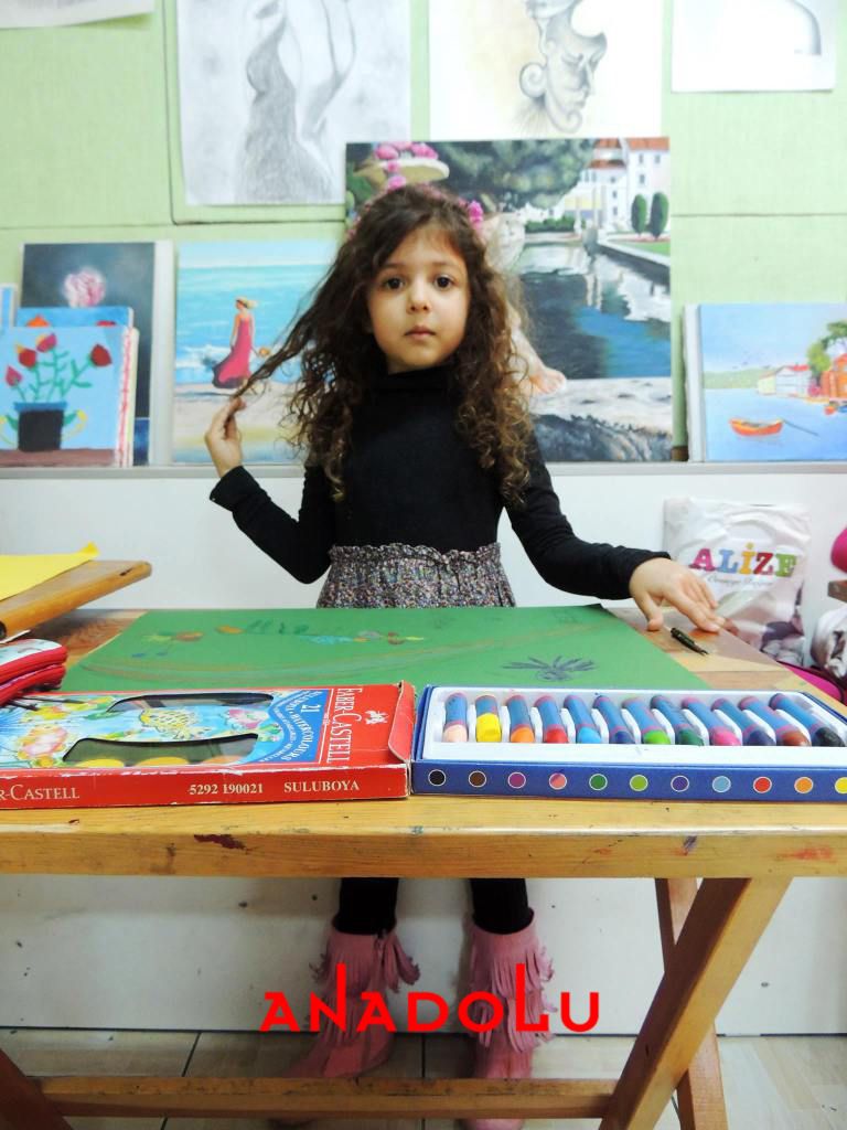 Çocuklar Pastel Boyama Yaparlarken Gaziantepda