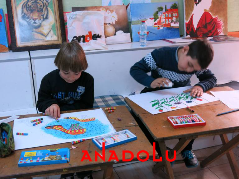Çocuklar Resim Çalışması Yapıyorlar Gaziantepda