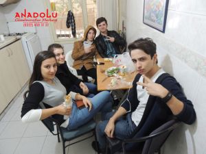 Güzel Sanatlar Öğrencisi Kantinde Oturuyorlar Gaziantepda